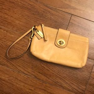 Coach hamptons leather capacity wristlet